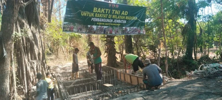 TNI dan warga gotong royong membangun jembatan Desa Tanjung Sumenep