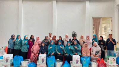 Ketua TP PKK Aceh Timur menyerahkan bantuan UEP kepada penerima