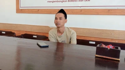 Potensi ekonomi Desa Karduluk Sumenep melalui kerajinan ukir kayu, gula siwalan, anyaman, dan produk UMKM warga.