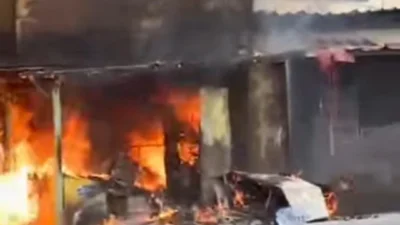 Kebakaran tiga kios di seberang Masjid Agung At Taubah Anyar Serang