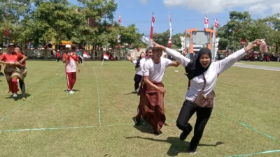 Tim Bakesbangpol Linmas Sumenep menjuarai lomba lari sarung HUT Ke-81 RI.
