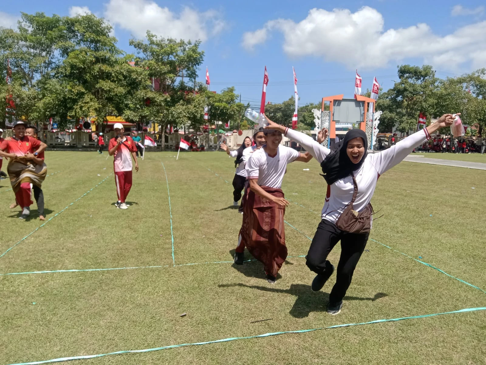 Tim Bakesbangpol Linmas Sumenep menjuarai lomba lari sarung HUT Ke-81 RI.