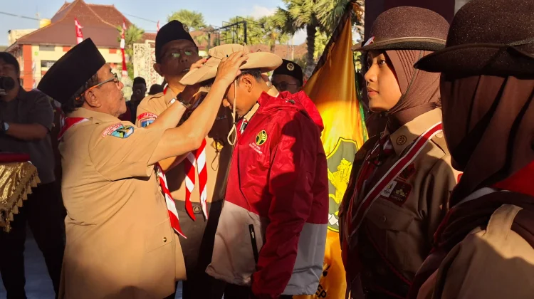 Wabup Sumenep KH. Imam Hasyim melepas kontingen Pramuka Sumenep menuju Jambore Nasional XII 2026 di Cibubur, Jakarta.