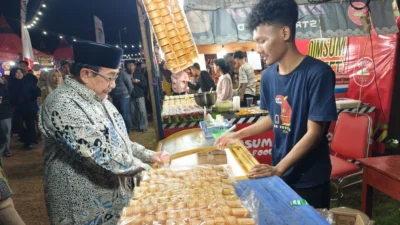 Wabup Sumenep KH Imam Hasyim meninjau stan UMKM MNV 2026