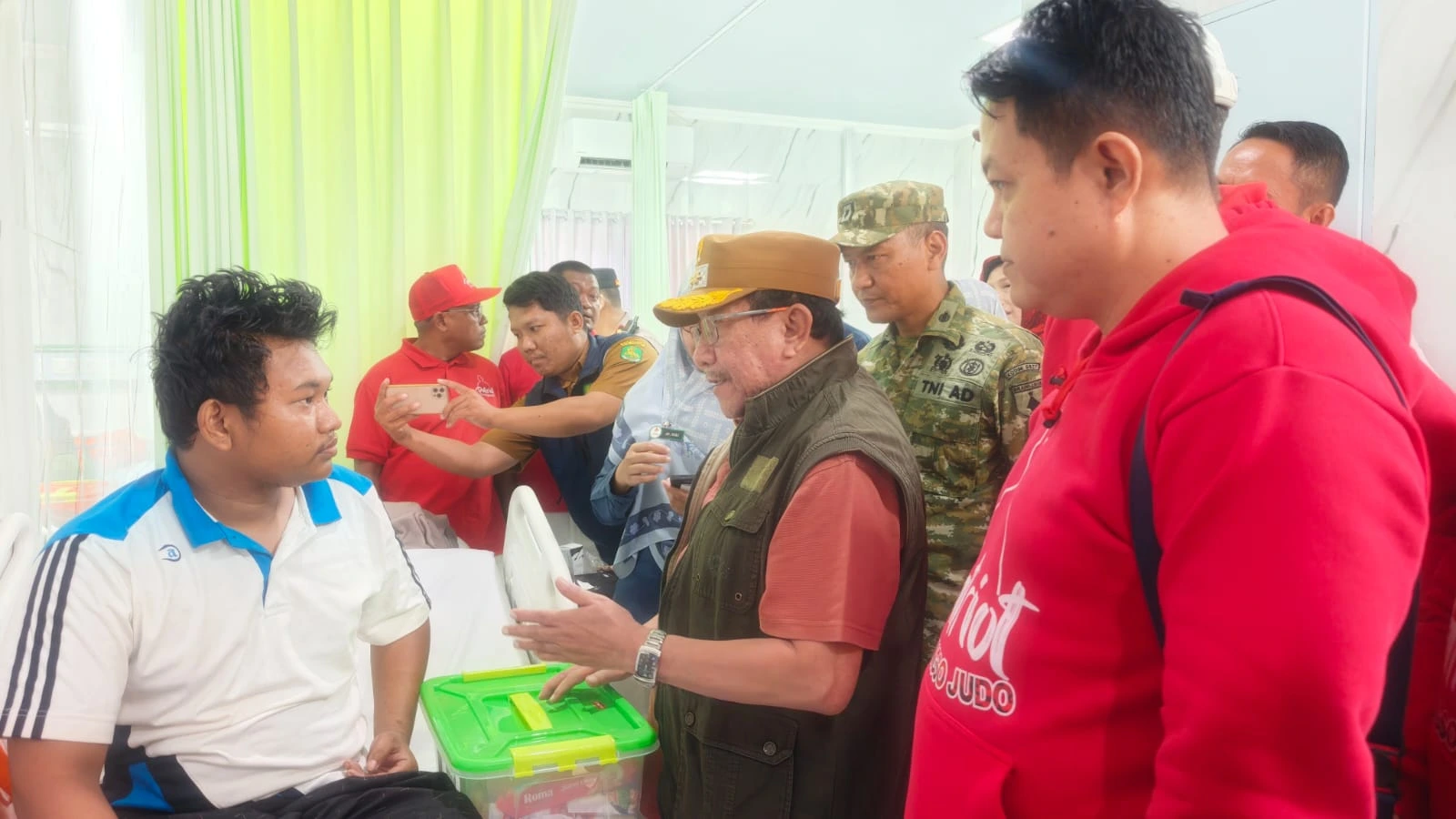 Wabup Sumenep KH Imam Hasyim menjenguk korban KMP Mutiara Sentosa 2 di RSI Kalianget.