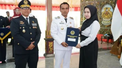 Bupati Lukman Hakim menyerahkan remisi kepada warga binaan Rutan Bangkalan