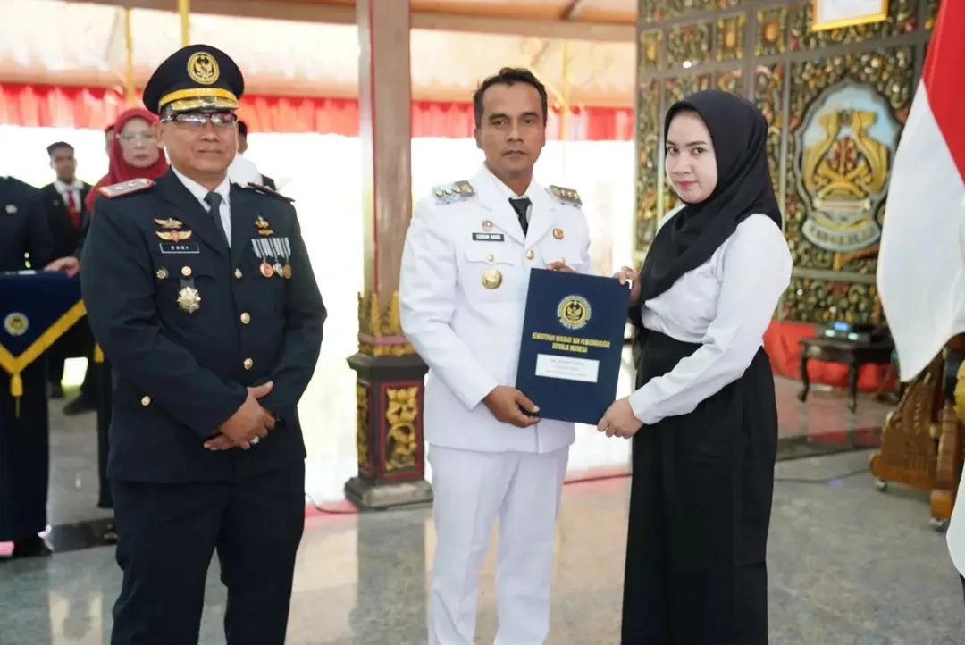 Bupati Lukman Hakim menyerahkan remisi kepada warga binaan Rutan Bangkalan