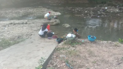Warga Lembung Barat Sumenep mencuci di sungai setiap hari