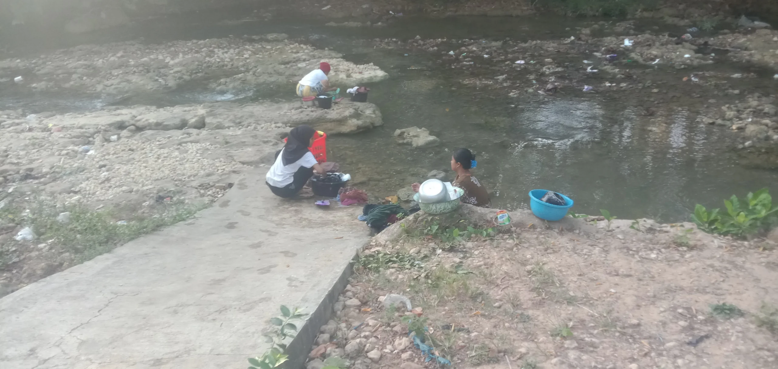 Warga Lembung Barat Sumenep mencuci di sungai setiap hari