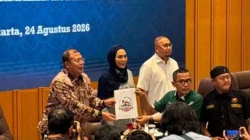 Warga Pati menyampaikan aspirasi kepada pimpinan DPR di Gedung DPR Jakarta