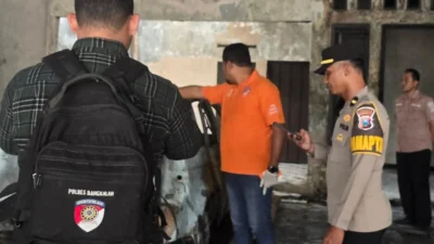 Petugas memadamkan kebakaran warung kelontong dan mobil Honda CR-V di Bangkalan