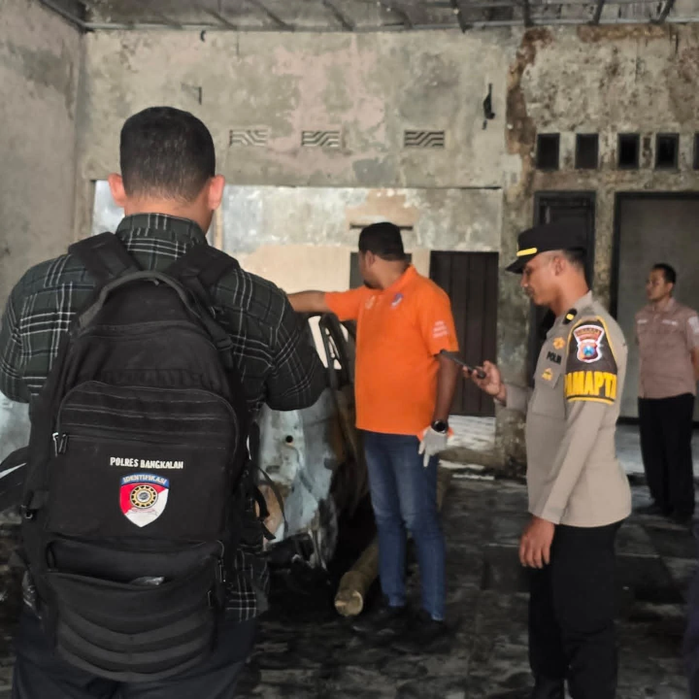 Petugas memadamkan kebakaran warung kelontong dan mobil Honda CR-V di Bangkalan