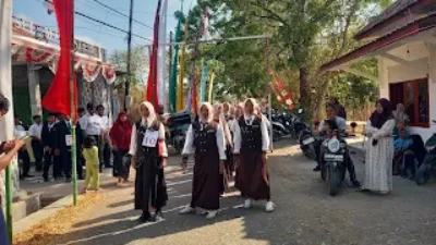 Gerak Jalan Kreasi Yayasan Al-Hasan Giligenting HUT ke-81 RI