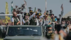 Satlinmas Jateng Ikuti Apel Akbar, Aris Marsudiyanto Ajak Bijak Bermedia Sosial 4 Aris Marsudiyanto dan Ahmad Luthfi bersama jajaran Satlinmas dalam Apel Akbar Satlinmas Jawa Tengah
