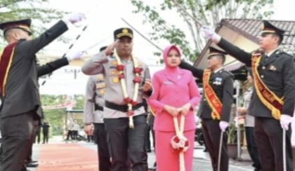 AKBP Aris Cai Dwi Susanto mengikuti tradisi Pedang Pora di Polres Aceh Timur