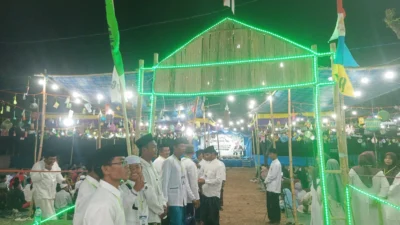 Warga Galis Giligenting mengikuti pengajian Maulid Nabi dan haul Kiai Kadar