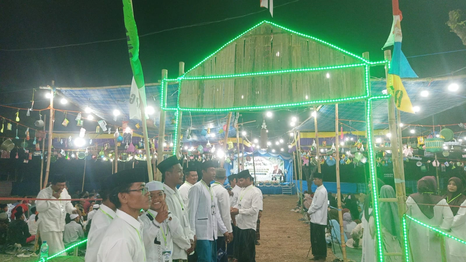 Warga Galis Giligenting mengikuti pengajian Maulid Nabi dan haul Kiai Kadar