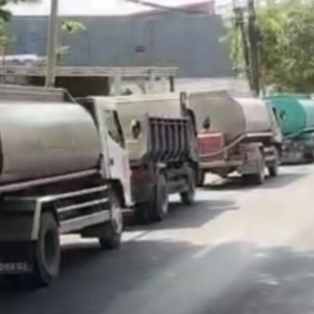 Antrean solar subsidi di SPBU Jalan Raya Pliyang Sampang