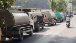 Antrean solar subsidi di SPBU Jalan Raya Pliyang Sampang