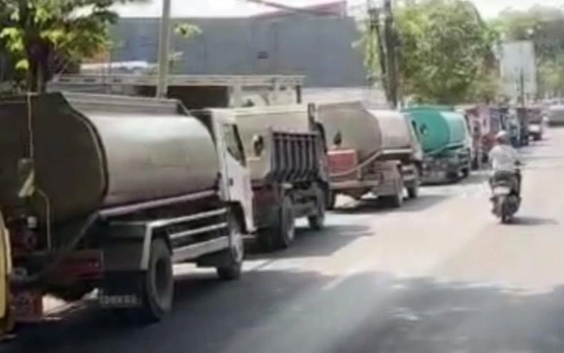 Antrean solar subsidi di SPBU Jalan Raya Pliyang Sampang