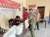 Babinsa Dampingi Penyaluran Bansos di Desa Ketupat Sumenep, Pastikan Berjalan Tertib