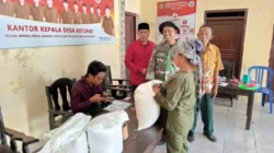 Babinsa Koptu Anton Dwi mendampingi penyaluran bansos di Desa Ketupat Sumenep
