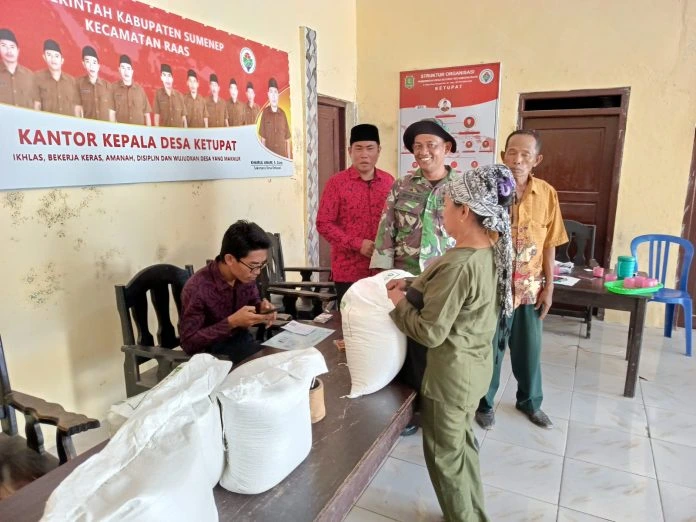 Babinsa Koptu Anton Dwi mendampingi penyaluran bansos di Desa Ketupat Sumenep