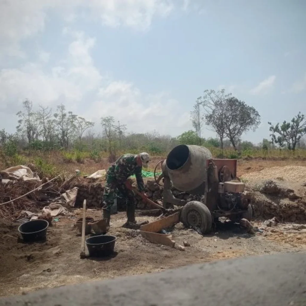Babinsa Koramil Lenteng Helmi dampingi pembangunan Jembatan Padanan di Desa Lenteng Barat Sumenep