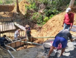 Babinsa dan Warga Gotong Royong Bangun Jembatan Kadempol Kerta Aju di Gapura Sumenep