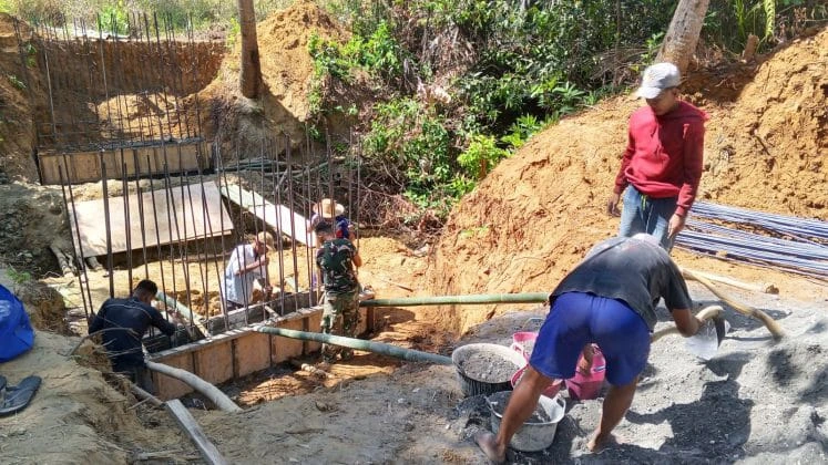 Babinsa dan warga membangun Jembatan Kadempol Kerta Aju di Gapura Sumenep