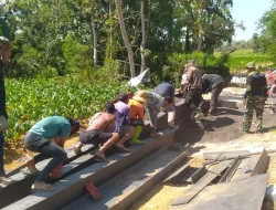 Besi WF Mulai Dipasang, Pembangunan Jembatan Galuguran Sumenep Terus Dikebut