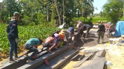 Pemasangan besi WF pada pembangunan Jembatan Galuguran Sumenep