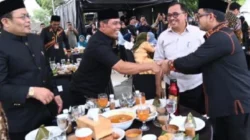 Bupati Aceh Besar Syech Muharram mengunjungi anjungan Aceh Besar di Aceh Culinary Festival 2026