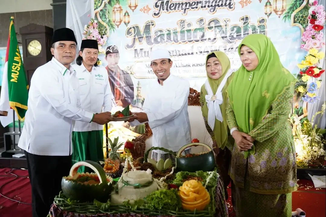 Bupati Bangkalan Lukman Hakim saat menghadiri Maulid Nabi Muslimat NU Bangkalan