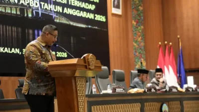 Sekda Bangkalan Ismet Effendi dalam rapat paripurna DPRD terkait perubahan APBD 2026