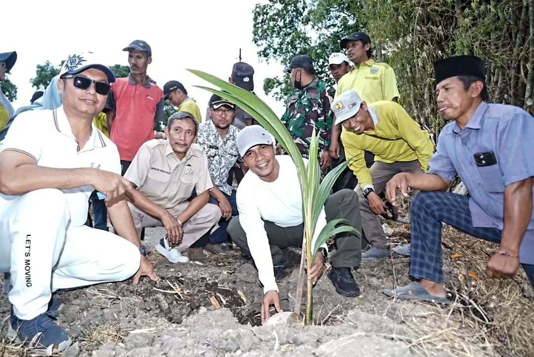 Bupati Bangkalan Lukman Hakim menanam bibit kelapa bersama kelompok tani di Bancaran