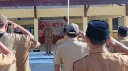 Camat Gayam Mohammad Yuniyanto memimpin apel pagi pegawai Kecamatan Gayam