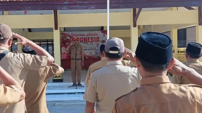Camat Gayam Mohammad Yuniyanto memimpin apel pagi pegawai Kecamatan Gayam