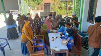 Cek kesehatan gratis KKMI dan MWCNU Giligenting diikuti warga dan lansia