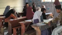 Mahasiswa KKN Universitas Annuqayah mengajar baca tulis Al-Qur’an kepada siswa Yayasan Annibros di Desa Galis, Sumenep