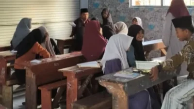 Mahasiswa KKN Universitas Annuqayah mengajar baca tulis Al-Qur’an kepada siswa Yayasan Annibros di Desa Galis, Sumenep