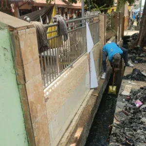 DLH Sumenep Bersihkan Selokan SDN Bangselok 2, Siswa Apresiasi Perhatian Bupati