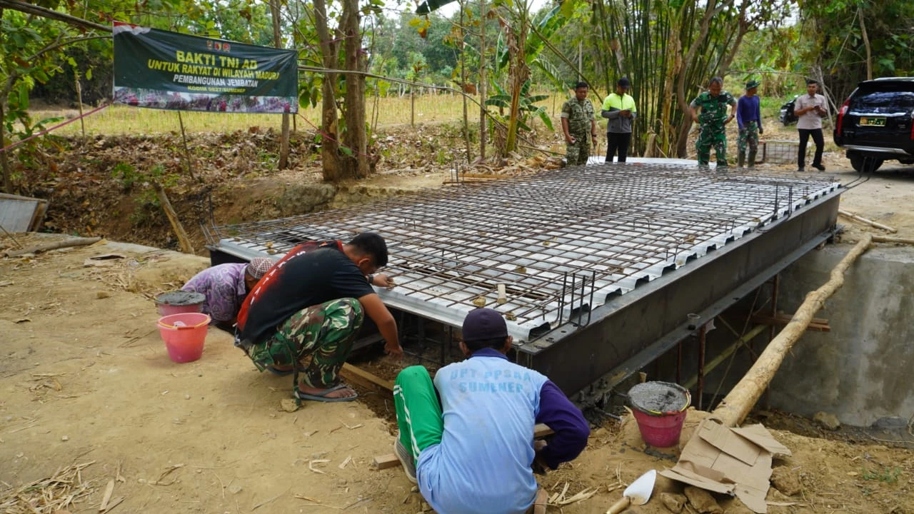 Dandim 0827 Sumenep Citra Persada meninjau pembangunan Jembatan Geluguran dan Jutengan Laok program Bakti TNI AD 2026