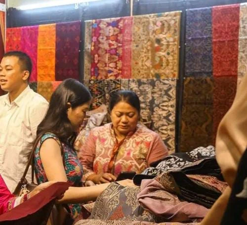 Produk kerajinan perajin Makassar dipamerkan dalam Kriyanusa 2026 di Jakarta