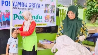 Petugas Posyandu Kota Serang mengukur tinggi badan anak