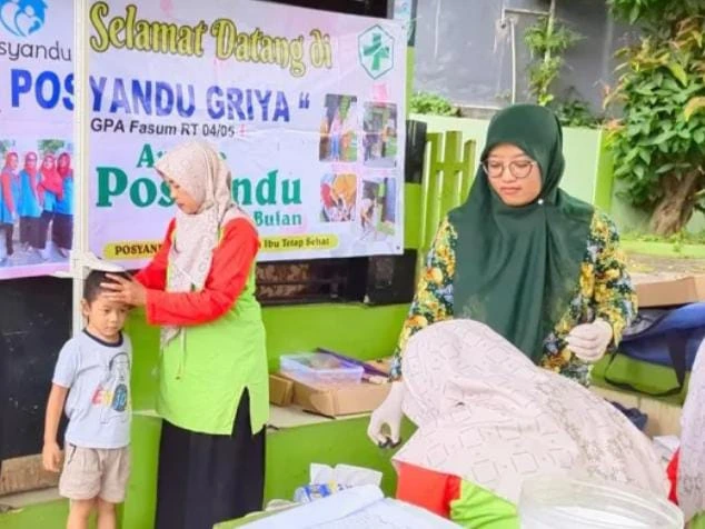 Petugas Posyandu Kota Serang mengukur tinggi badan anak