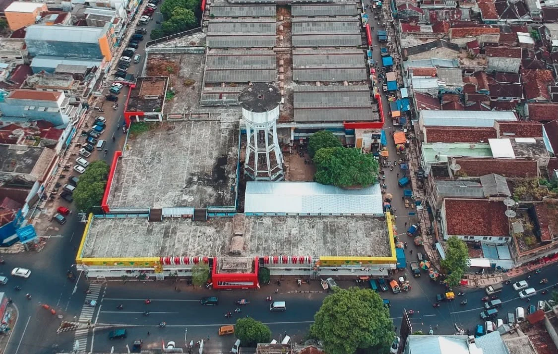 Kawasan Pasar Tanjung Jember saat uji coba rekayasa lalu lintas dimulai