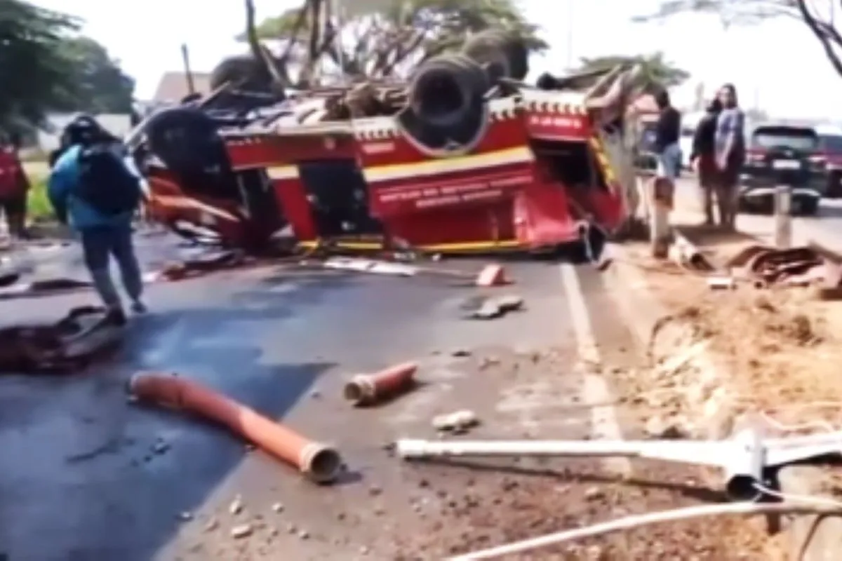 Mobil pemadam kebakaran Pangkep terguling setelah mengalami kecelakaan di Labakkang