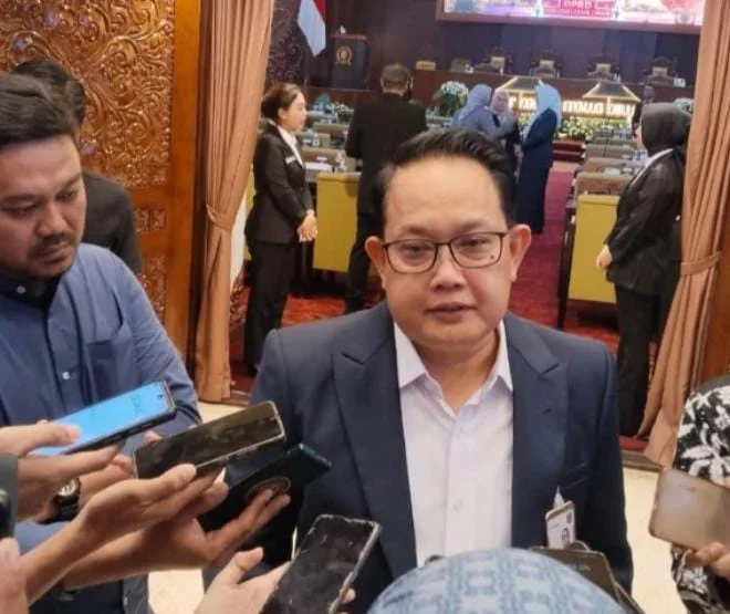 Adhy Karyono menyampaikan pengawasan dapur MBG setelah dugaan keracunan ratusan santri di nybuk7 unsur kasus dan respons Pemprov Jatim.