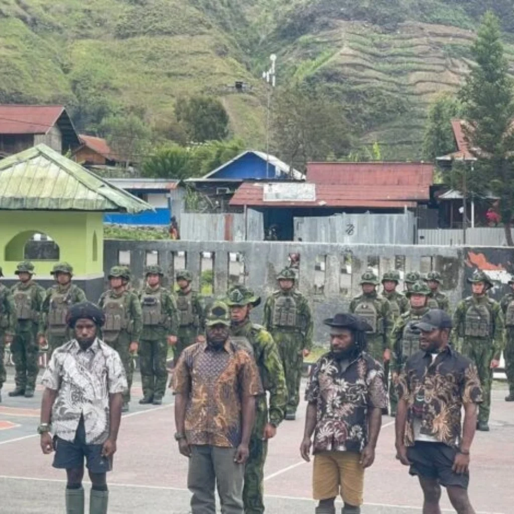 Empat Anggota OPM Puncak Jaya Serahkan Senjata dan Nyatakan Setia kepada NKRI 10 Prosesi ikrar empat anggota OPM di Puncak Jaya